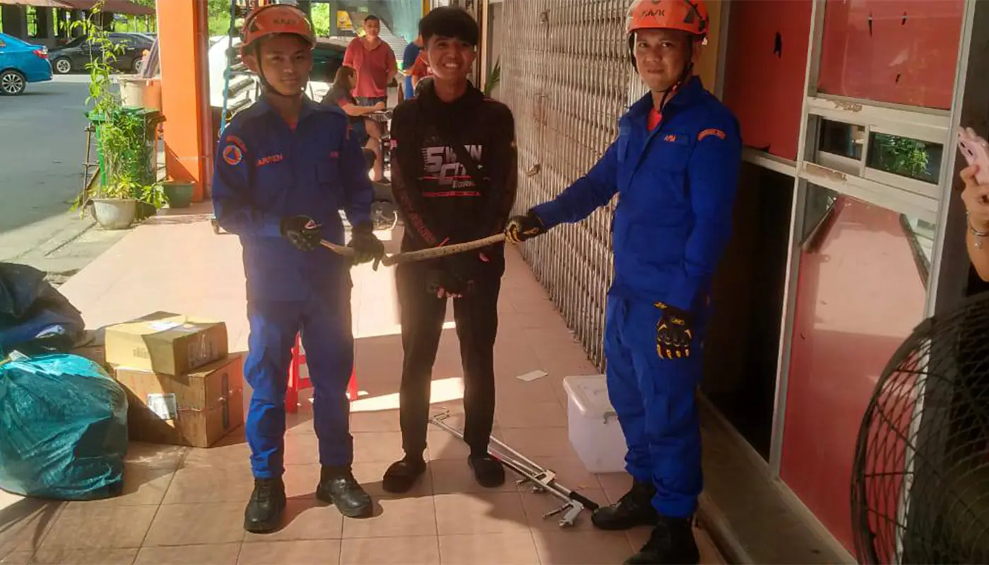 APM Saratok Captures Python at Saratok Courier Premises 1 Sarawak, Sarawak News, Saratok, Saratok News, Civil Defence, Wildlife, Public Safety