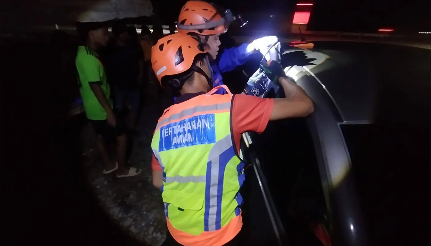 APM Saratok Helps Driver After Keys Locked Inside Car 1 Sarawak, Sarawak News, Saratok, Saratok News, APM, Simpang Sungai Ruan, Lockout