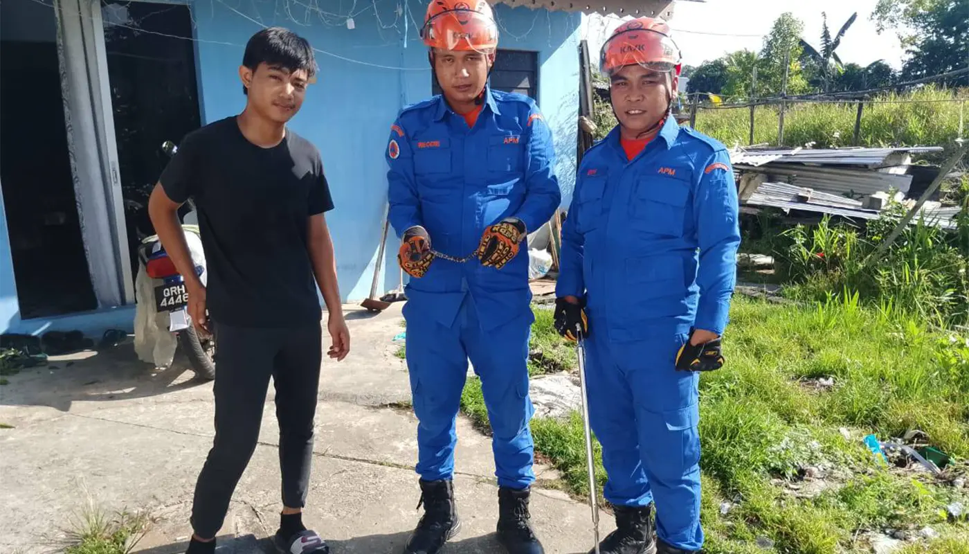 APM Saratok Safely Captures Rare ‘Two-Headed’ Snake 1 Sarawak, Sarawak News, Saratok, Saratok News, APM, Snake Capture