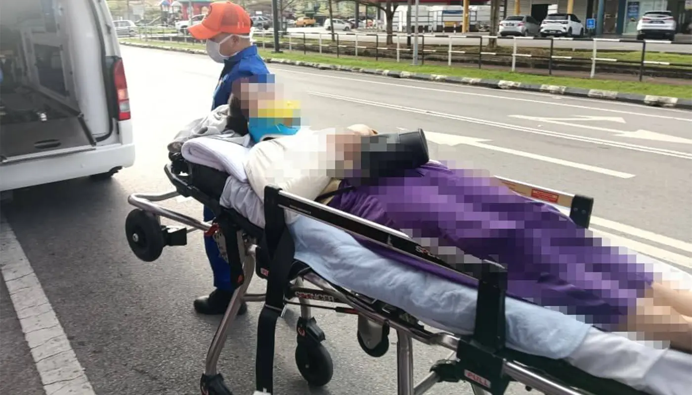 APM Sarikei Helps Woman Injured in Road Accident at Methodist 1 Sarawak, Sarawak News, Sarikei, Sarikei News, Road Accident, Public Safety, Emergency Response