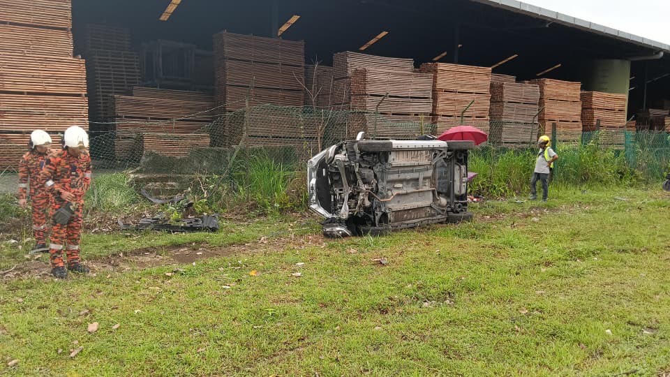 Car Overturns on Jalan Bako, Two Women Hurt