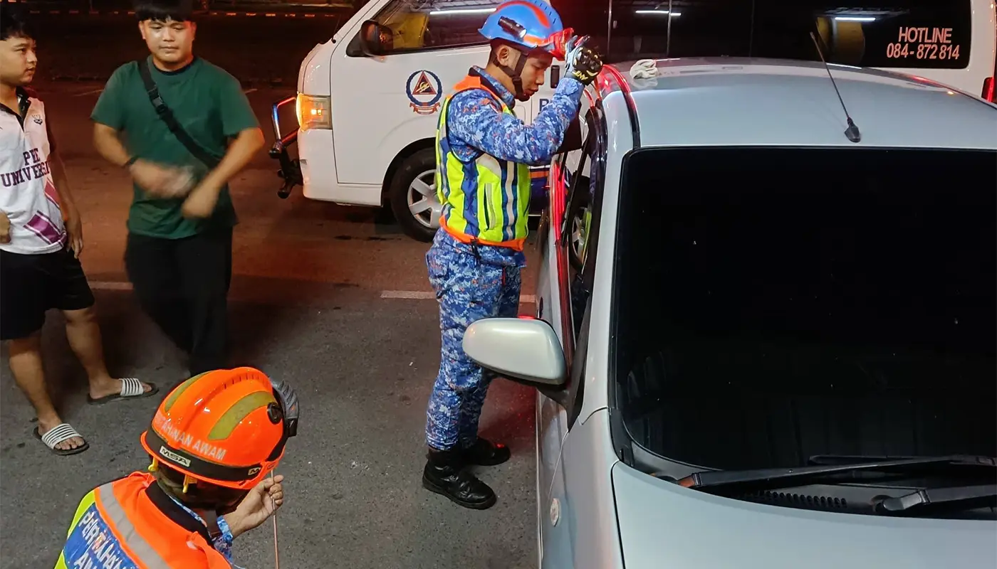 Civil Defence Force Helps Open Locked Car Safely in Mukah 1 Sarawak, Sarawak News, Mukah, Mukah News, Civil Defence, Emergency Response, Public Safety, APM Mukah