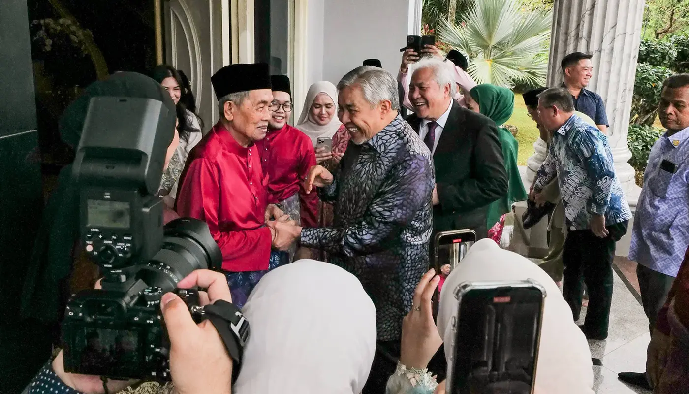 Deputy PM Ahmad Zahid Hamidi Reunites with Long-Time Friend in Kuching 1 Sarawak, Sarawak News, Kuching, Kuching News, Hari Raya Aidilfitri, Friendship, Community, Deputy Prime Minister