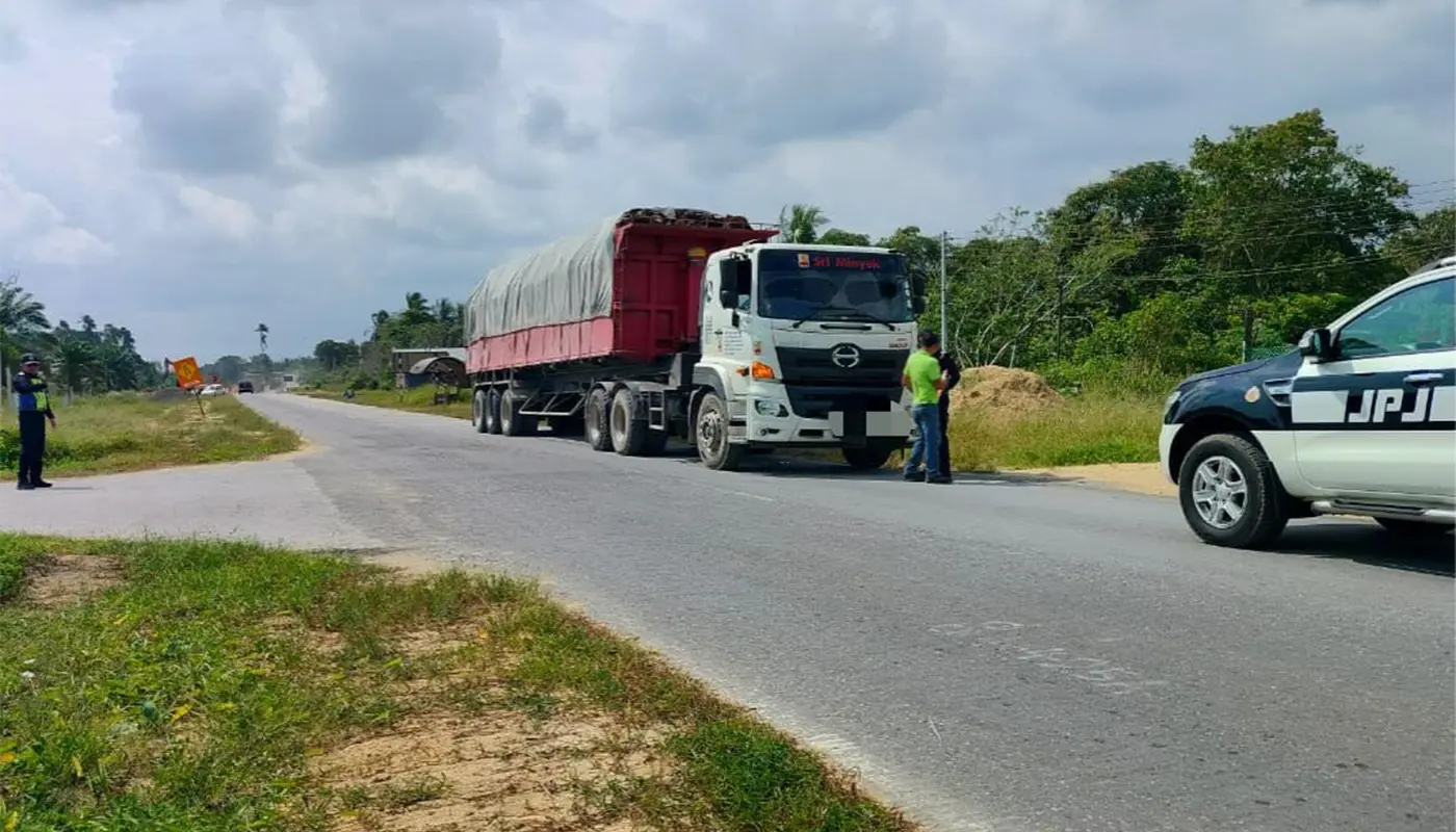 JPJ Mukah Steps Up Enforcement on Commercial Vehicles 1 Sarawak, Sarawak News, Mukah, Mukah News, JPJ, Road Safety, Commercial Vehicles, Enforcement, Vocational Licence, Pan Borneo Highway