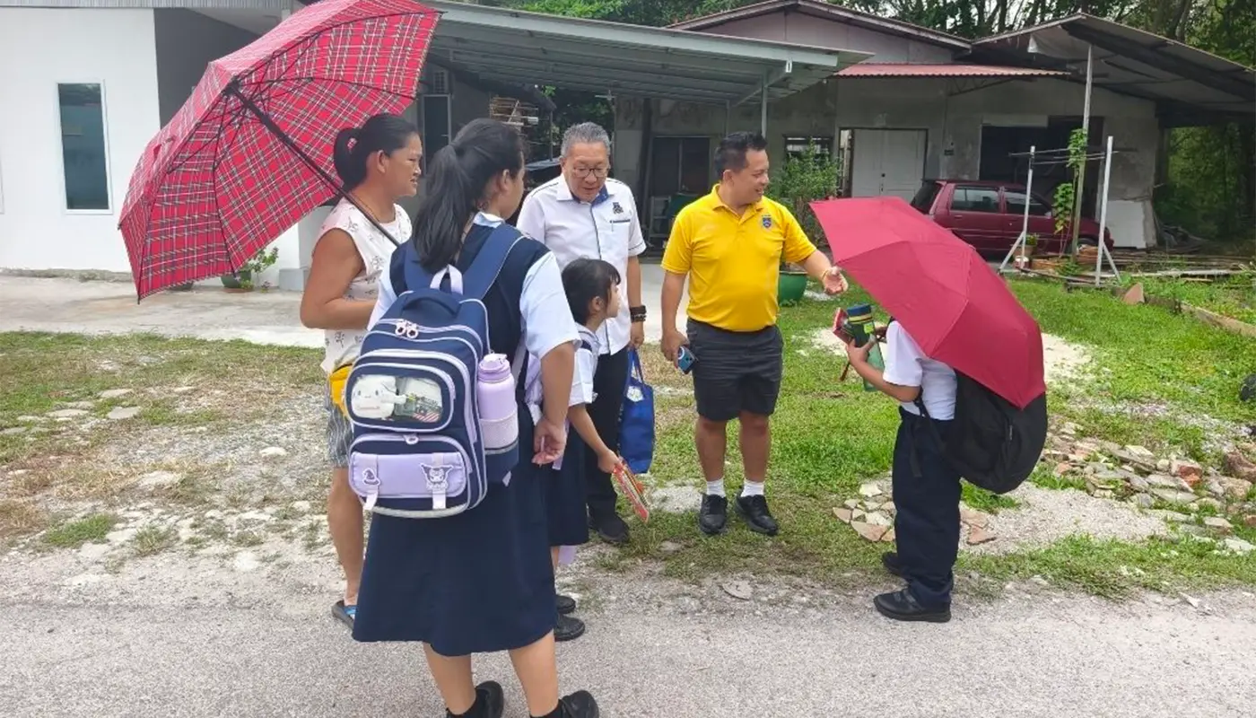 Kuching South Mayor Checks Safety Upgrades at Lorong Sungai Apong 1 Sarawak, Sarawak News, Kuching, Kuching News, Road Safety, Sungai Apong, MBKS, Wee Hong Seng
