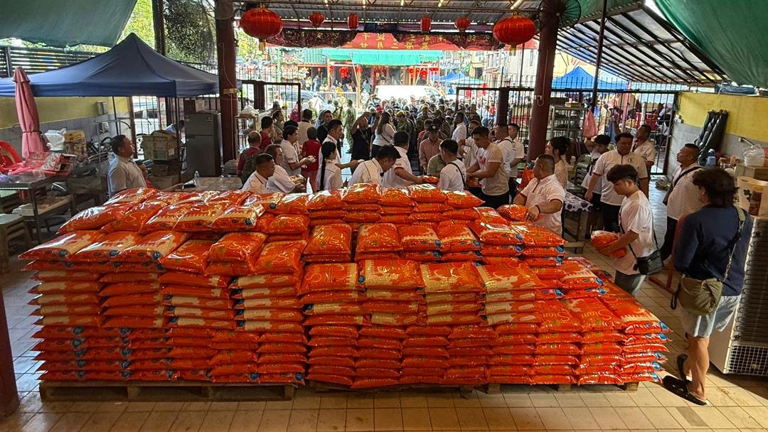 Lien Heng Wushu Association Donates 500 Bags of Rice & Sugar in Kuching
