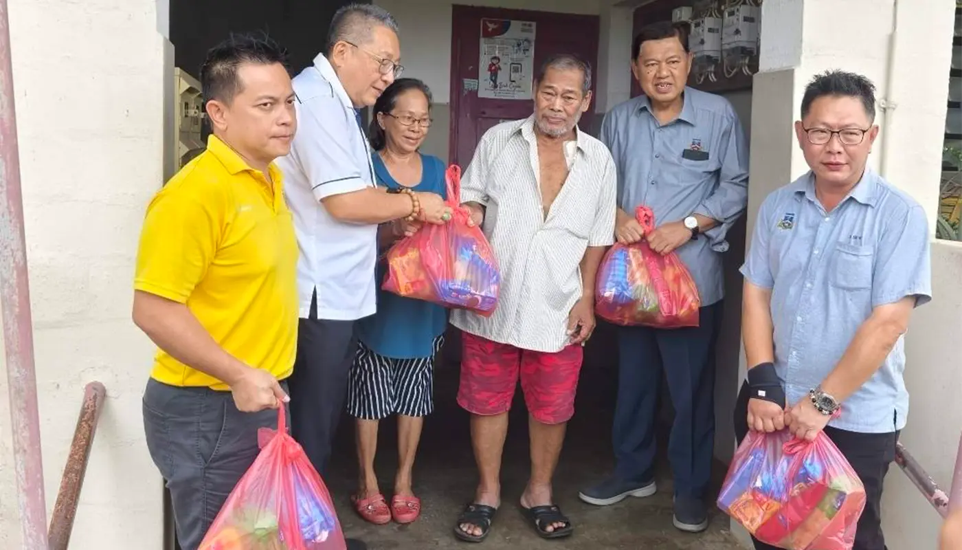 MBKS Caring Community Programme Distributes Aid to KMC Flats Tenants 1 Sarawak, Sarawak News, Kuching, Kuching News, MBKS, Community Welfare, Food Aid