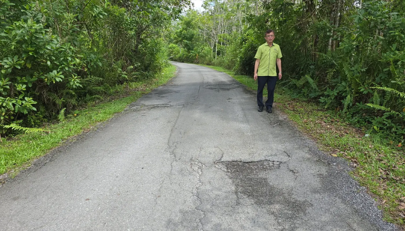 MPP Chairman Tan Kai Inspects Sin San Tu A Road After Public Complaints 1 Sarawak, Sarawak News, Kuching, Kuching News, Infrastructure, Public Complaints, Road Maintenance, Community Issues