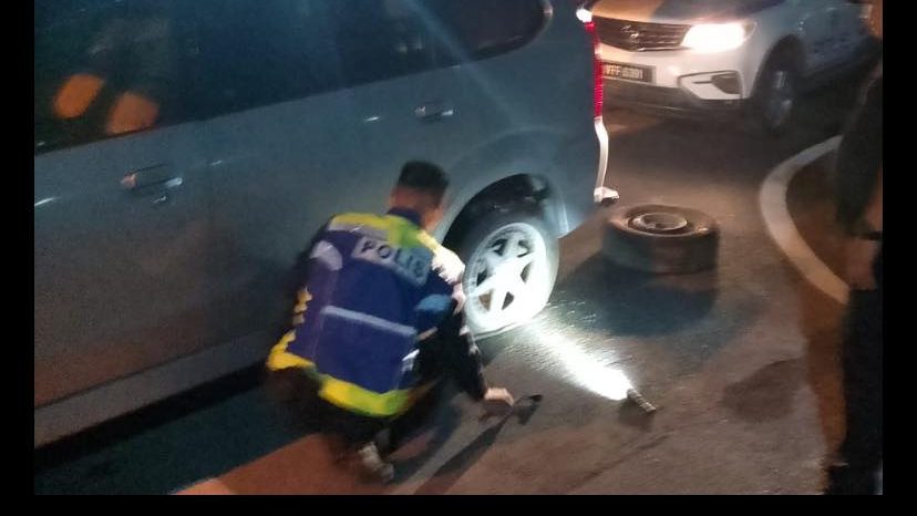 Police IPD Bau MPV Unit Helps Driver in Bau Roadside Incident