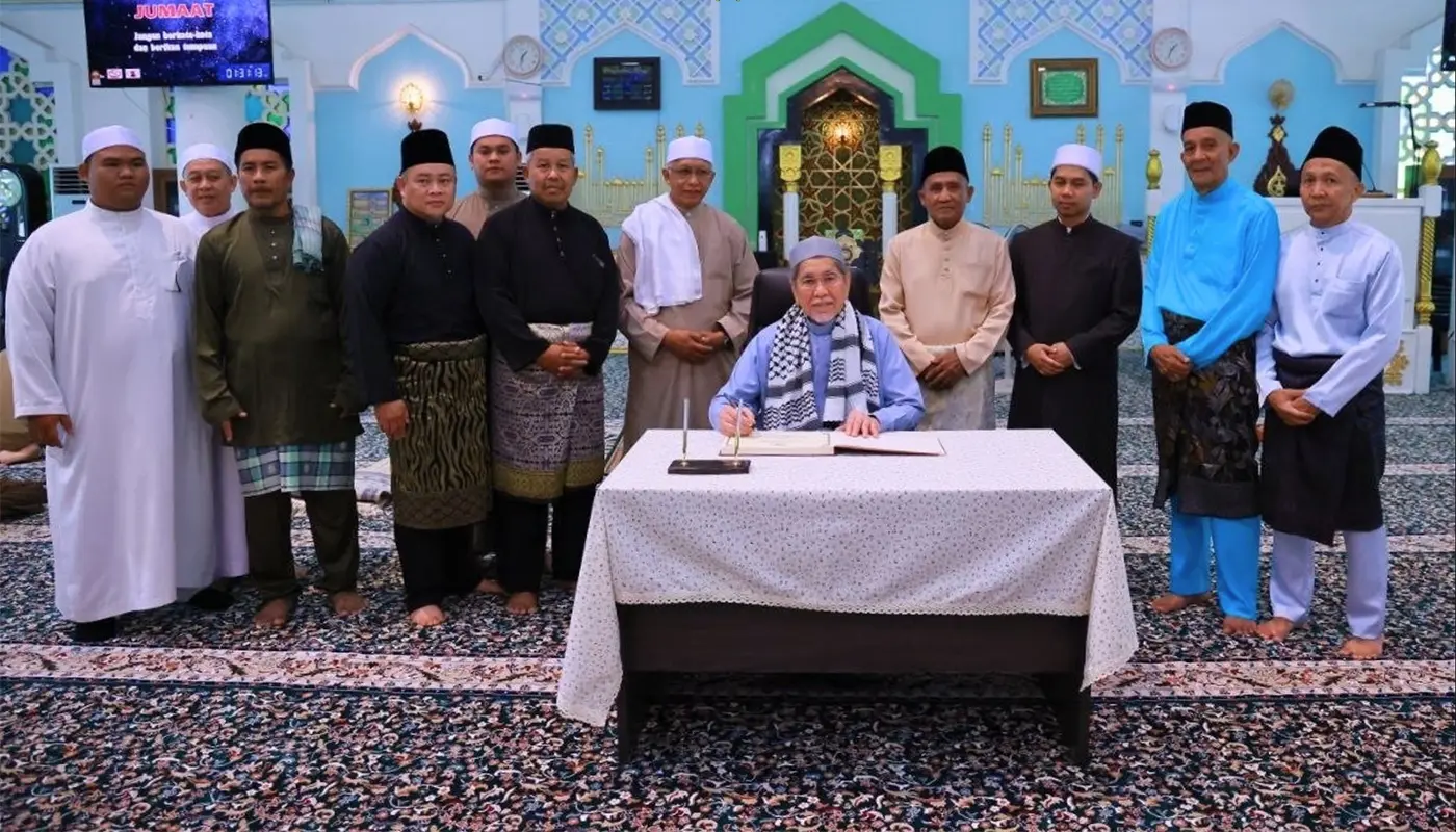 Sarawak Governor Attends Friday Prayer at Demak Baru Mosque 1 Sarawak, Sarawak News, Kuching, Kuching News, Demak Baru Mosque, Friday Prayers, Community, Religion, Petra Jaya