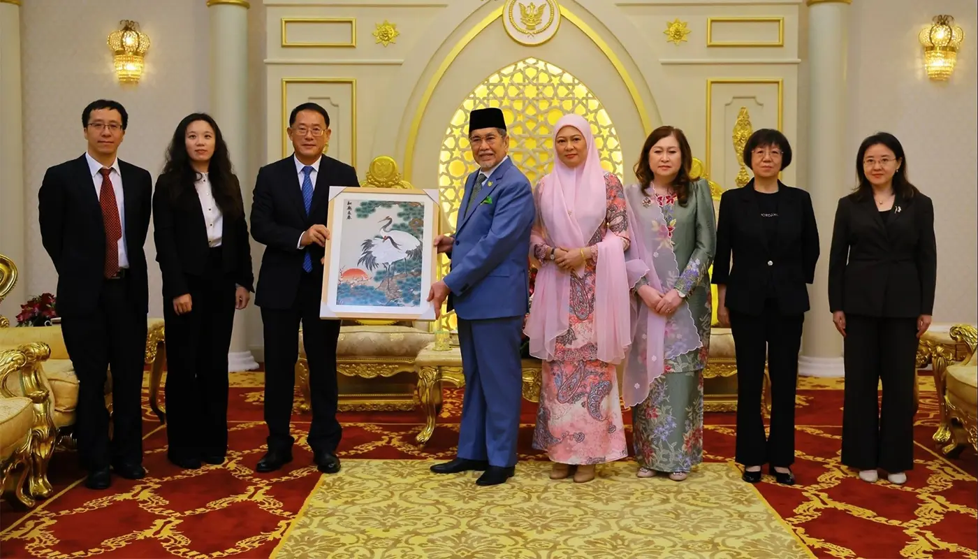 Sarawak Governor Host Courtesy Visit from China Consul General 1 Sarawak, Sarawak News, Kuching, Kuching News, Malaysia-China Relations, Diplomacy, Bilateral Ties, Economic Cooperation, Foreign Affairs