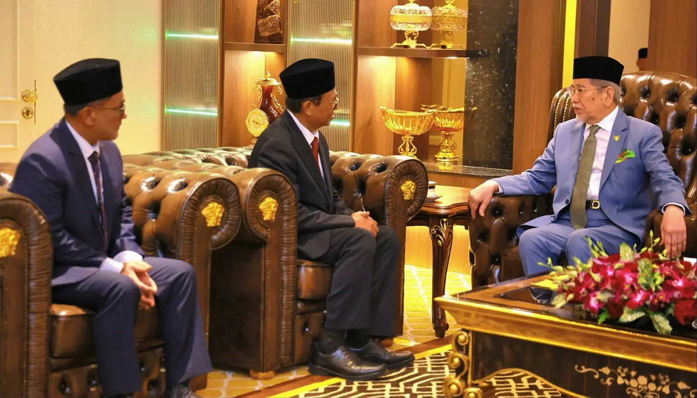Sarawak Governor Hosts FELDA Chairman in Courtesy Visit 1 Sarawak, Sarawak News, Kuching, Kuching News, FELDA, Malaysia Economy, Regional Development, Green Economy, Digital Economy