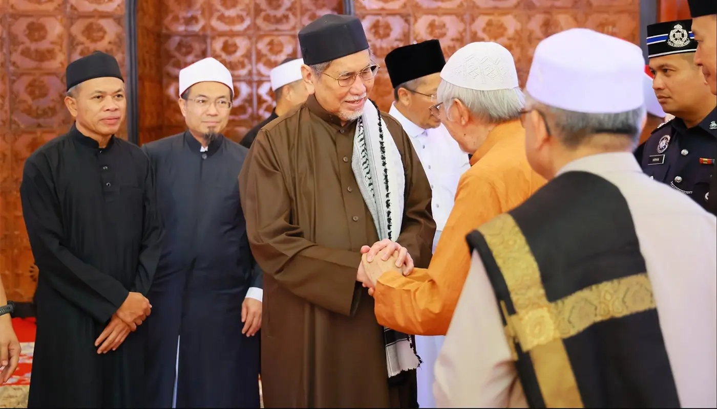 Sarawak Governor Joins Friday Prayer at Kuching Mosque 1 Sarawak, Sarawak News, Kuching, Kuching News, Friday Prayers