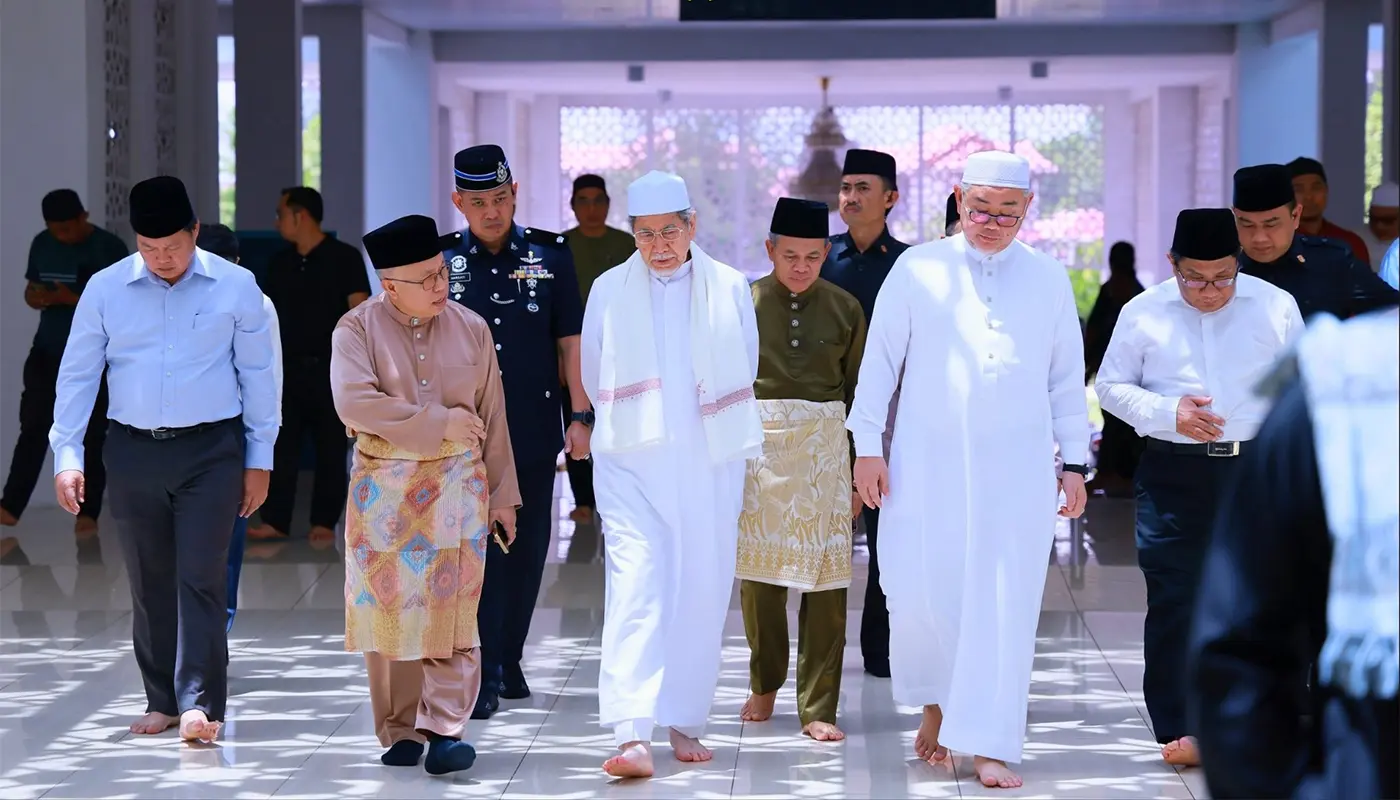 Sarawak Governor Joins Friday Prayers at Darul Hana Mosque 1 Sarawak, Sarawak News, Kuching, Kuching News, Darul Hana Mosque, Islamic Religious Department, Friday Prayers, Community Engagement