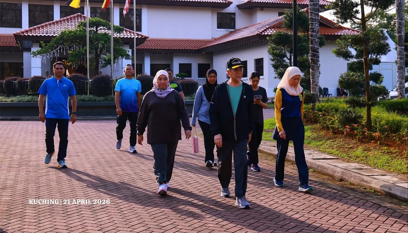 Sarawak Governor Promotes Wellness Through Evening Walk 1 Sarawak, Sarawak News, Kuching, Kuching News, Healthy Lifestyle, Community Wellness, Public Figures, Petra Jaya
