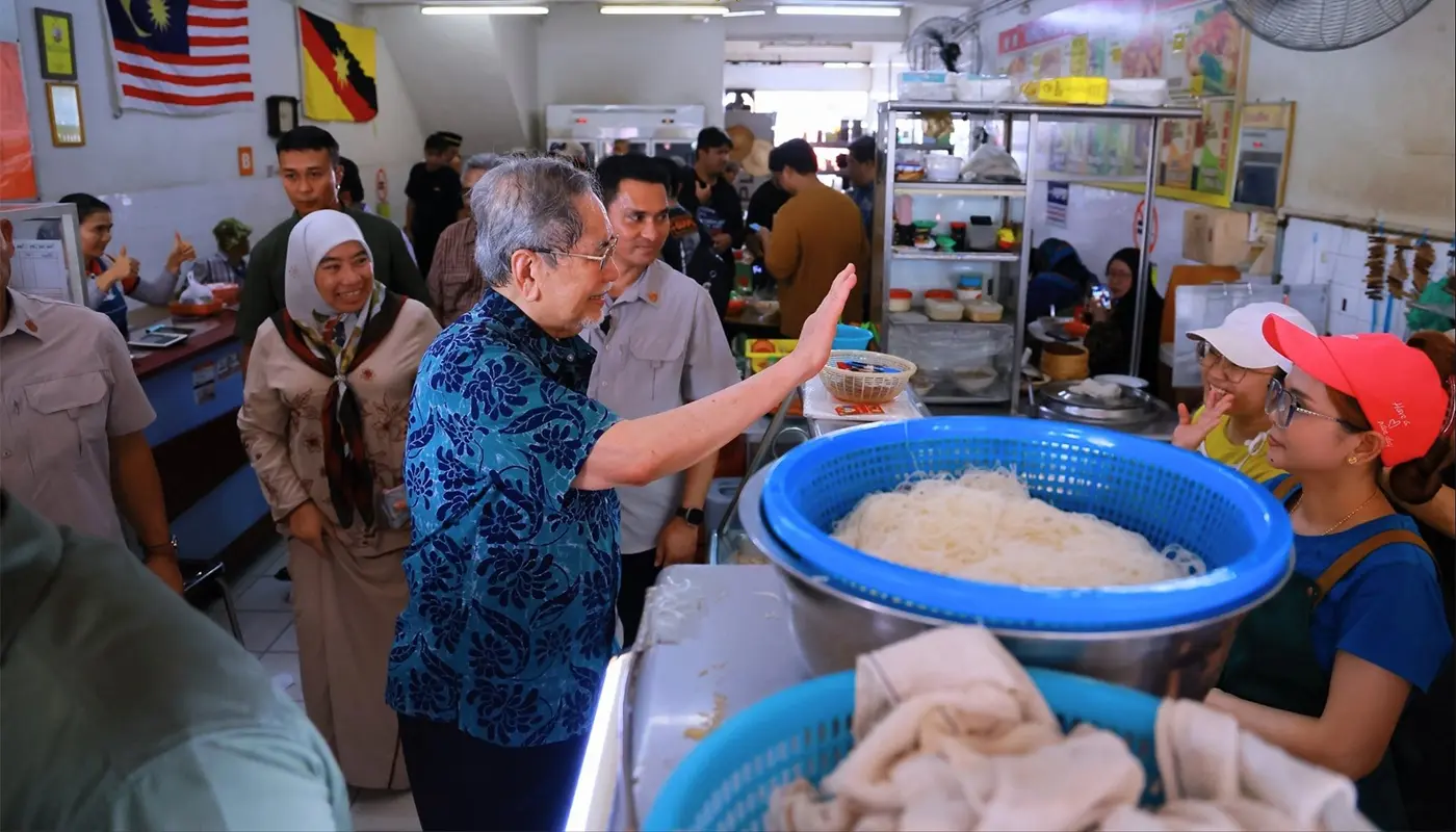 Sarawak Governor Shares Weekend Breakfast with Family in Satok 1 Sarawak, Sarawak News, Kuching, Kuching News, Satok, Sarawak Governor, Community Engagement