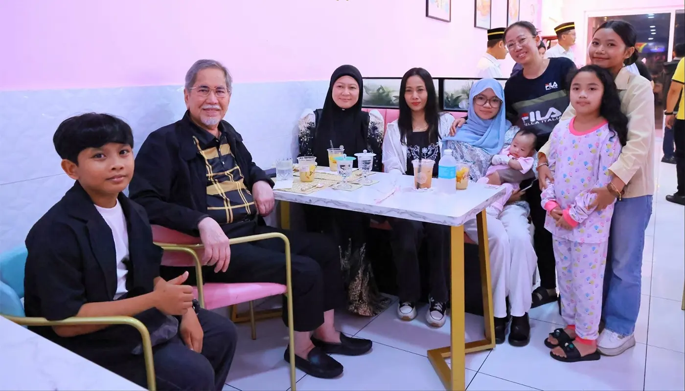 Sarawak Governor Spends Leisurely Evening with Family in Satok 1 Sarawak, Sarawak News, Kuching, Kuching News, Sarawak Governor, Satok, Family Time, Community Life