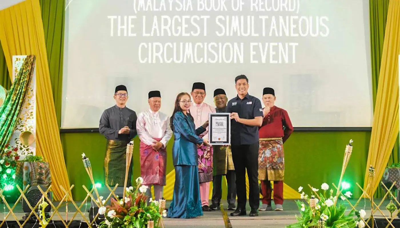 Sarawak Health Department Honoured for Largest Circumcision Event 1 Sarawak, Sarawak News, Kuching, Kuching News, Malaysia Book of Records, Sarawak Health Department, public health, community programme