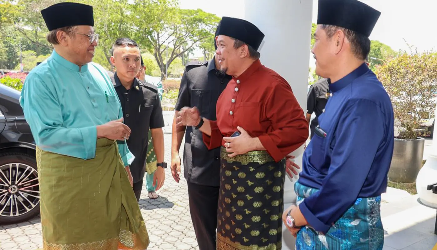 Sarawak Premier Attends Friday Prayers at At-Taqwa Mosque in Miri 1 Sarawak, Sarawak News, Miri, Miri News, At-Taqwa Mosque, Friday Prayers, Community Engagement, Sarawakku Sayang, Loyal Service Medal