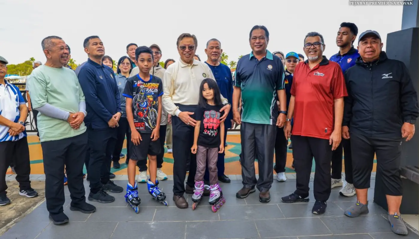 Sarawak Premier Joins Brisk Walk With Community at Limbang Waterfront 1 Sarawak, Sarawak News, Limbang, Limbang News, Abang Johari, Waterfront Limbang, Community Engagement, Healthy Lifestyle, Sarawak Government