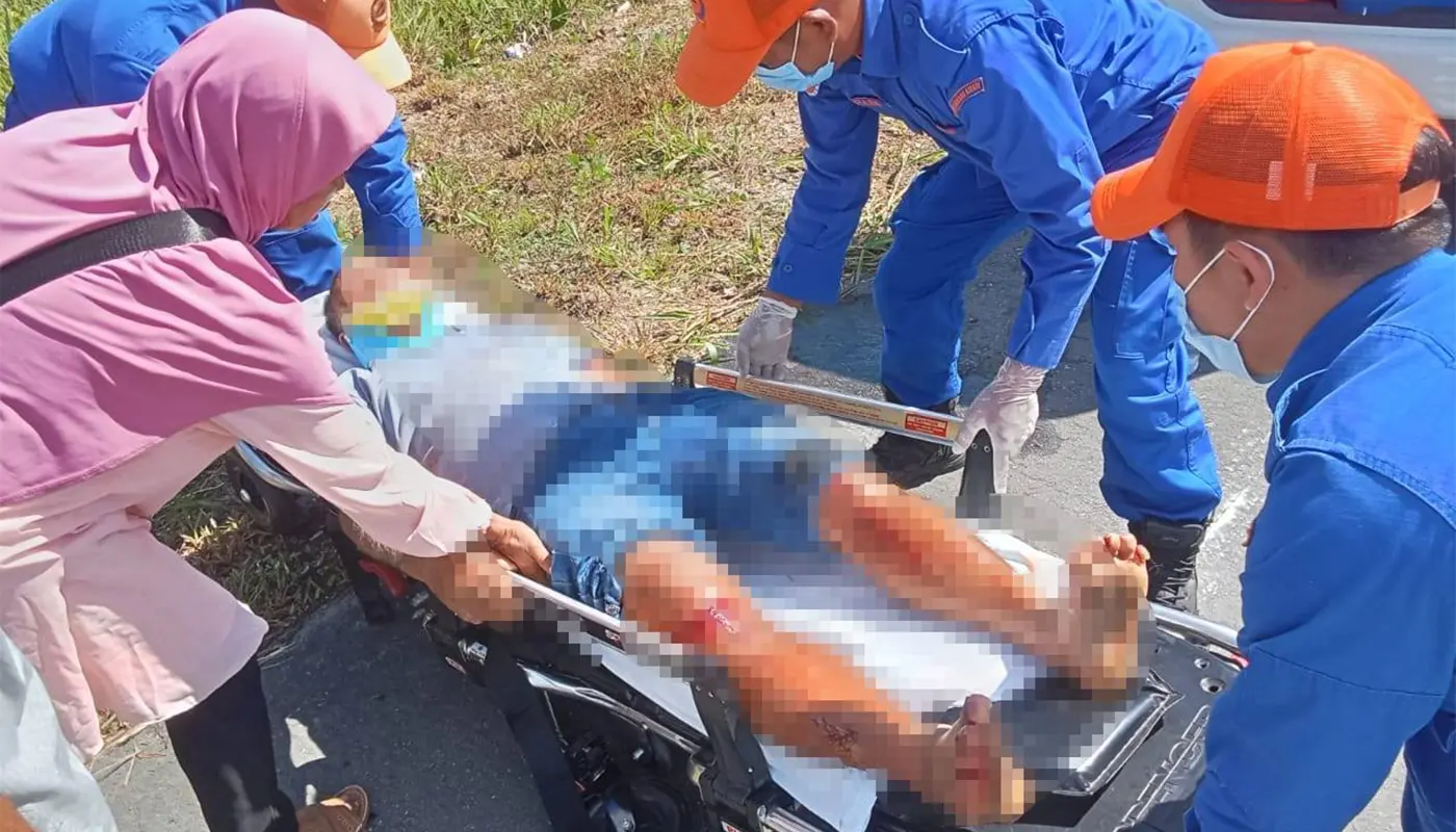 APM Responded to Motorcycle Crash in Meradong, A Senior Citizen Injured 1 Sarawak, Sarawak News, Sarikei, Sarikei News, Road Accident, Meradong, APM Sarikei