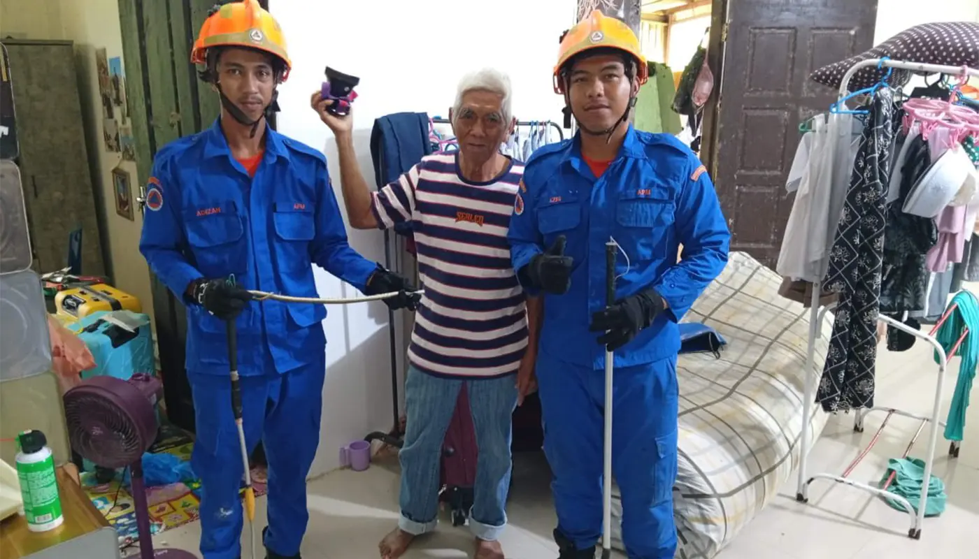 APM Debak Removes Snake from Inside Home 1 Sarawak, Sarawak News, Debak, Debak News, Public Safety, Civil Defence, APM Debak, Snake Capture, Wildlife Control