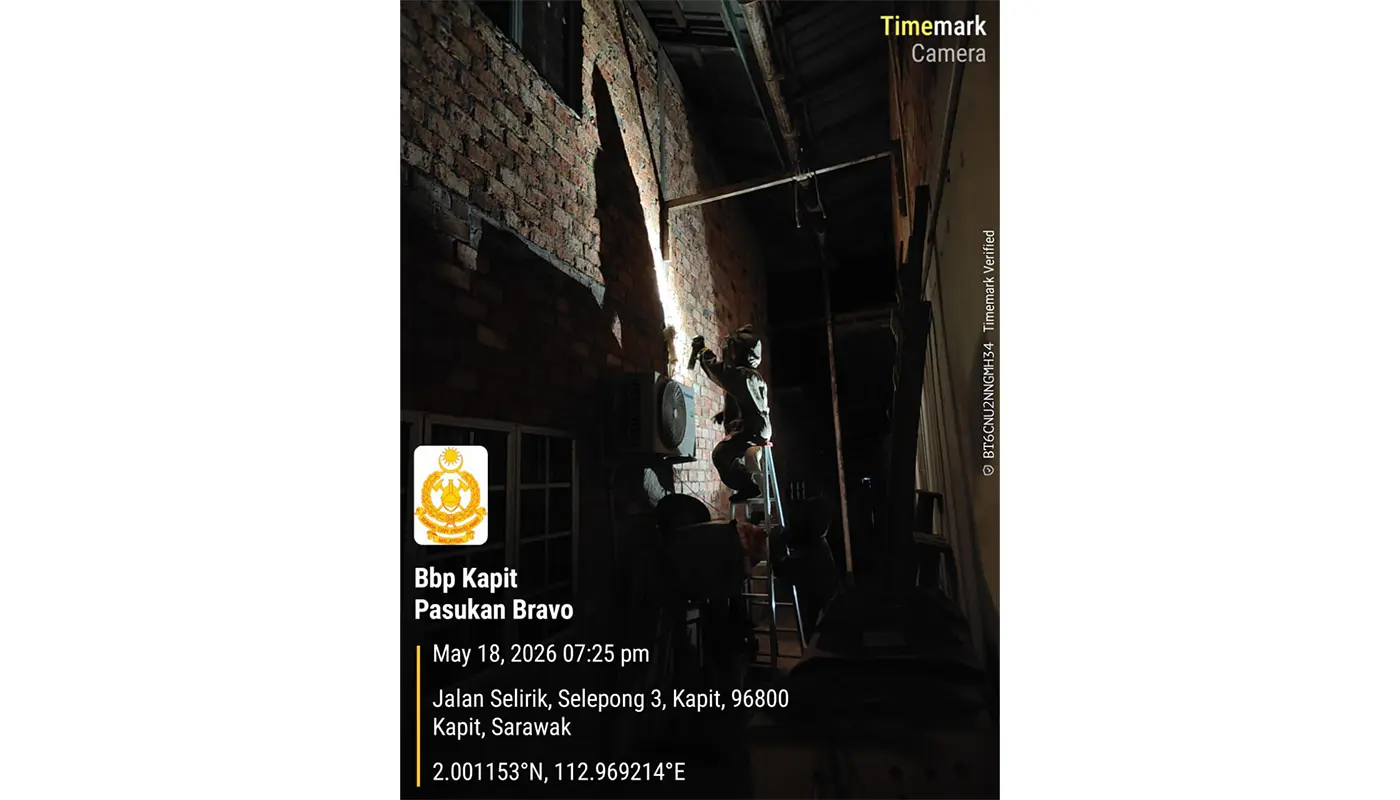 Kapit Firefighters Eliminate Wasp Nest Hazard Near Residential Area 1 Sarawak, Sarawak News, Kapit, Kapit News, Fire and Rescue Department, Bomba, Public Safety, Pest Control, Jalan Selirik