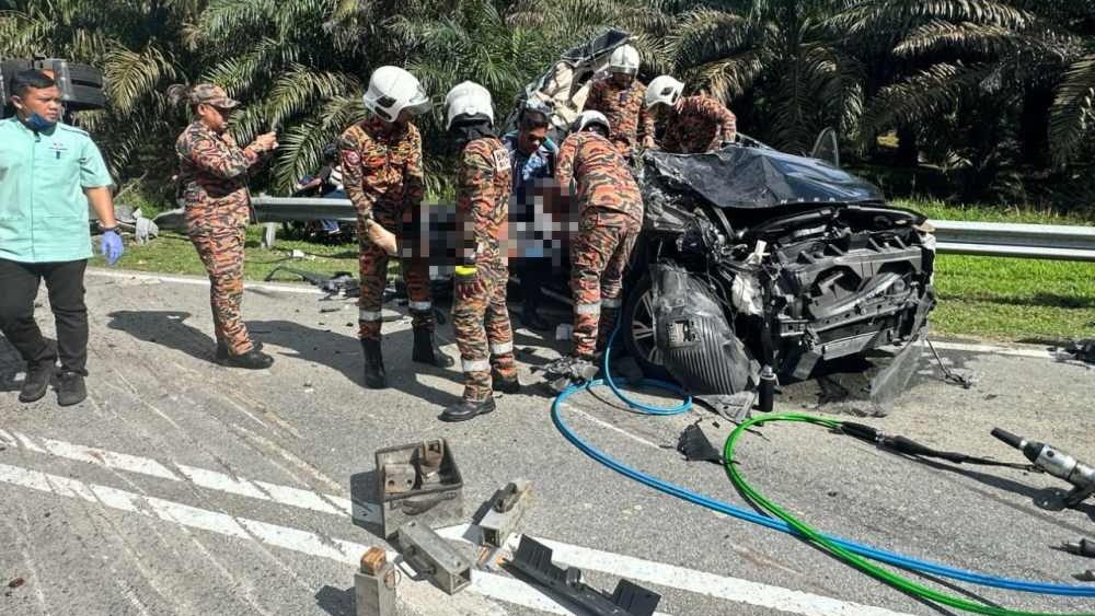 MPV-Trailer Crash in Kulai Husband Killed, Wife Seriously Injured