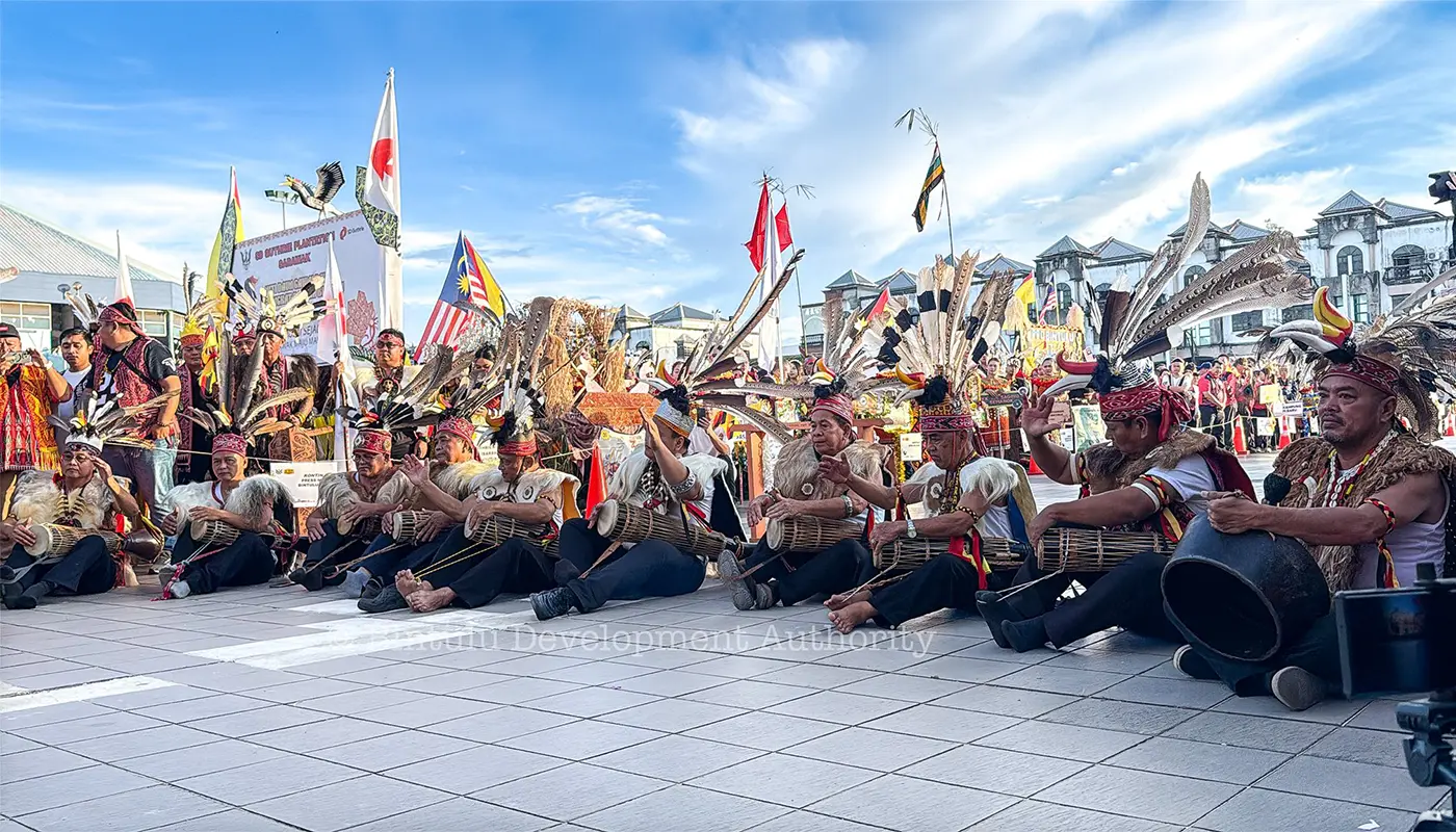 Niti Daun Parade Celebrates Unity at Bintulu Gawai Festival 1 Sarawak, Sarawak News, Bintulu, Bintulu News, Gawai Festival, Niti Daun, Cultural Diversity, Dayak Heritage, Community Unity