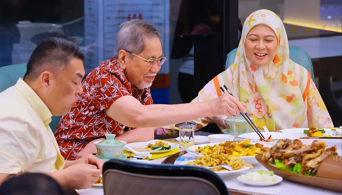 Sarawak Governor Dines at Muslim Chinese Restaurant in KL 1 Sarawak, Sarawak News, Kuala Lumpur, Kuala Lumpur News, Sarawak Governor, Muslim Chinese Cuisine, Silk Road 1409, Community Engagement