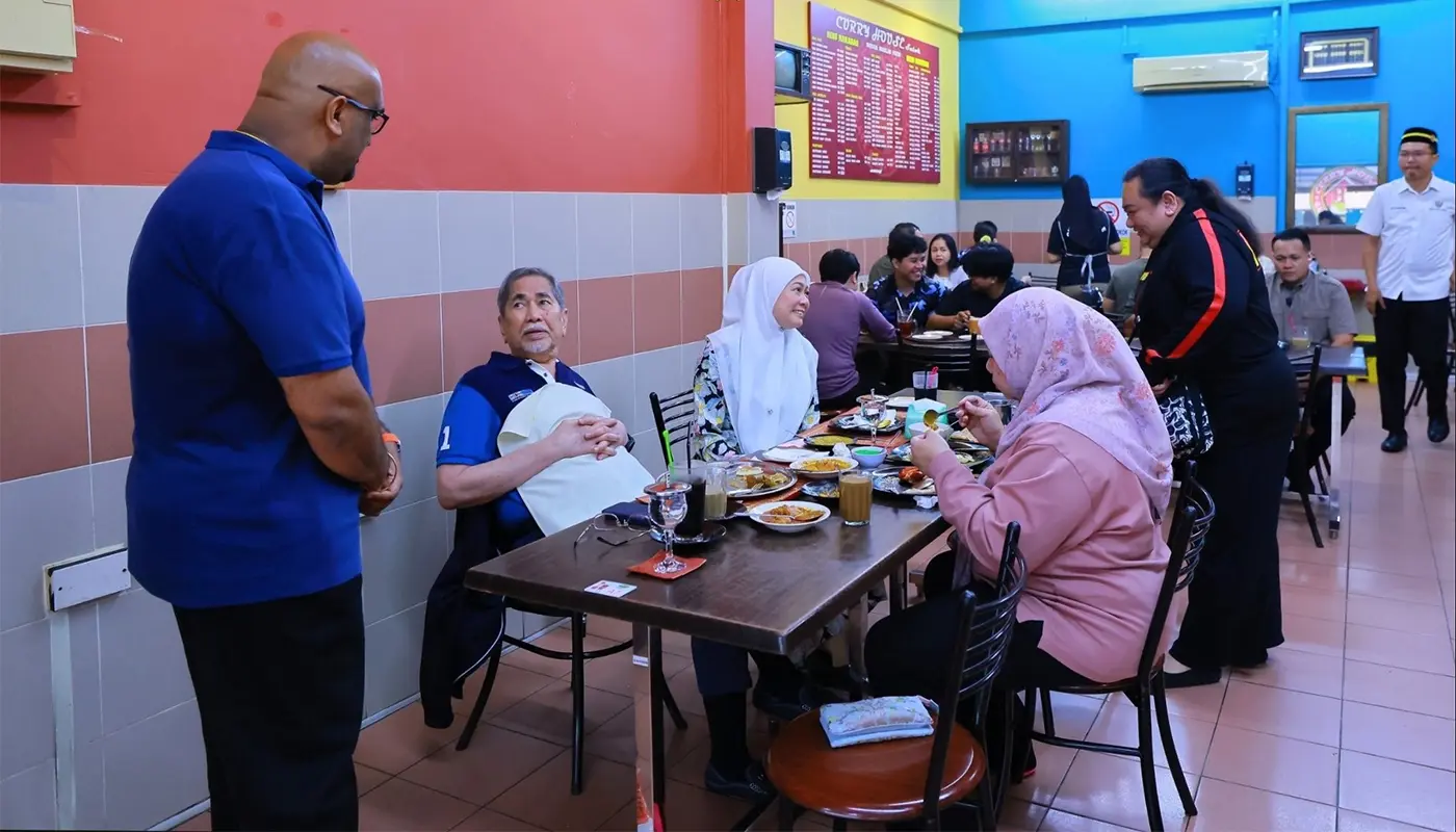 Sarawak Governor Enjoys Breakfast with Family at Jalan Rubber 1 Sarawak, Sarawak News, Kuching, Kuching News, Jalan Rubber, Sarawak Governor, Community Engagement, Local Food, Family Outing