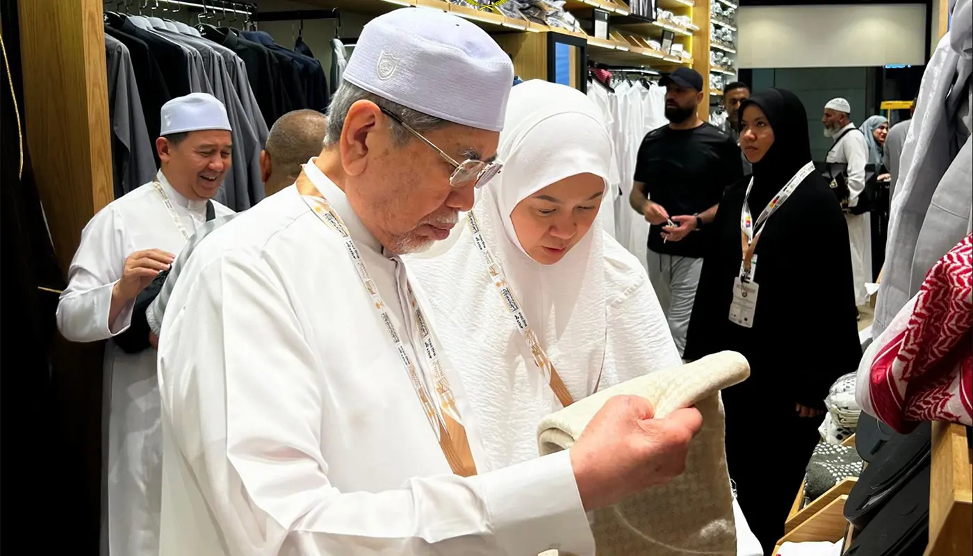 Sarawak Governor & His Wife Visits Abraj Al Bait Mall in Mecca 1 Sarawak, Sarawak News, Mecca, Mecca News, Hajj, Pilgrimage, Wan Junaidi, Abraj Al Bait Mall,