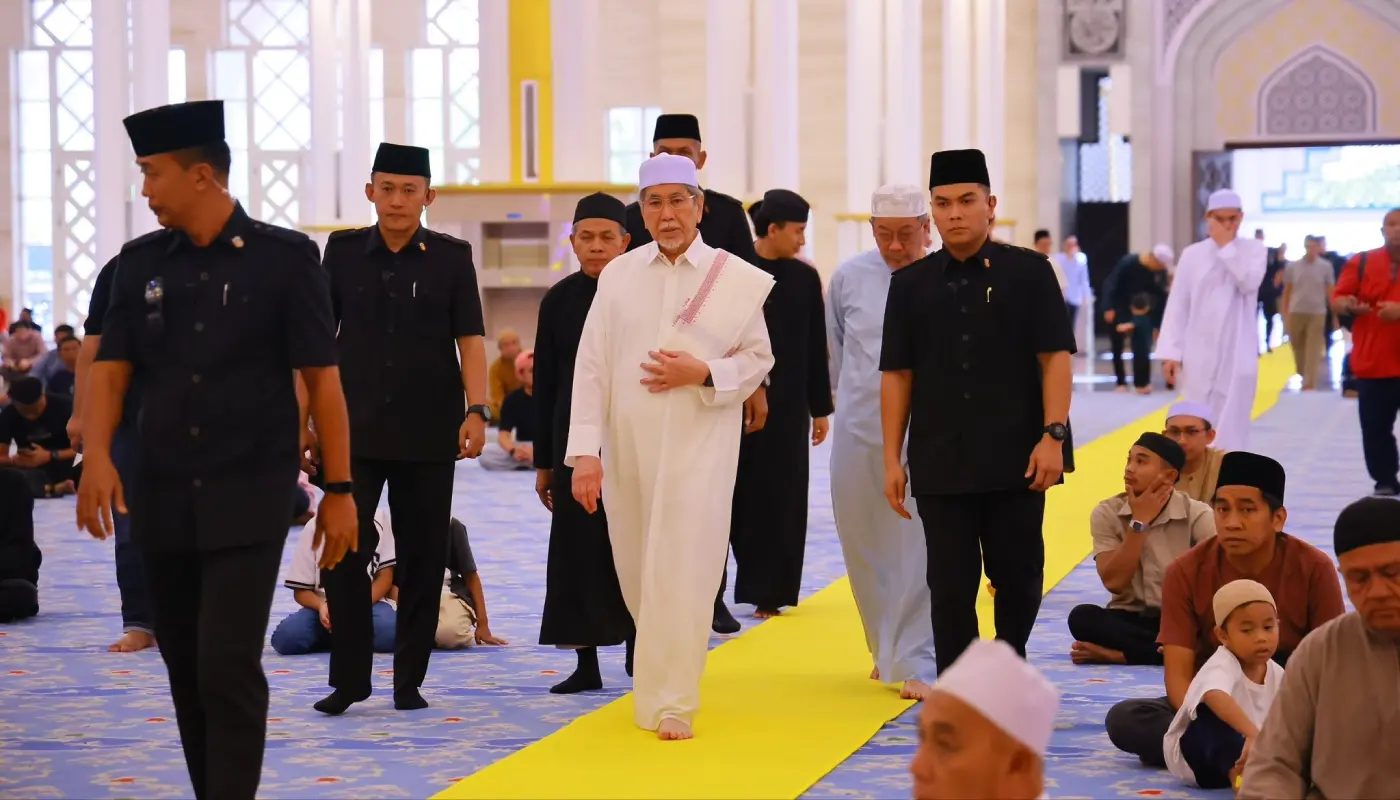 Sarawak Governor Joins Friday Prayers at State Mosque 1 Sarawak, Sarawak News, Kuching, Kuching News, State Mosque, Friday Prayers, Governor, Islamic Affairs