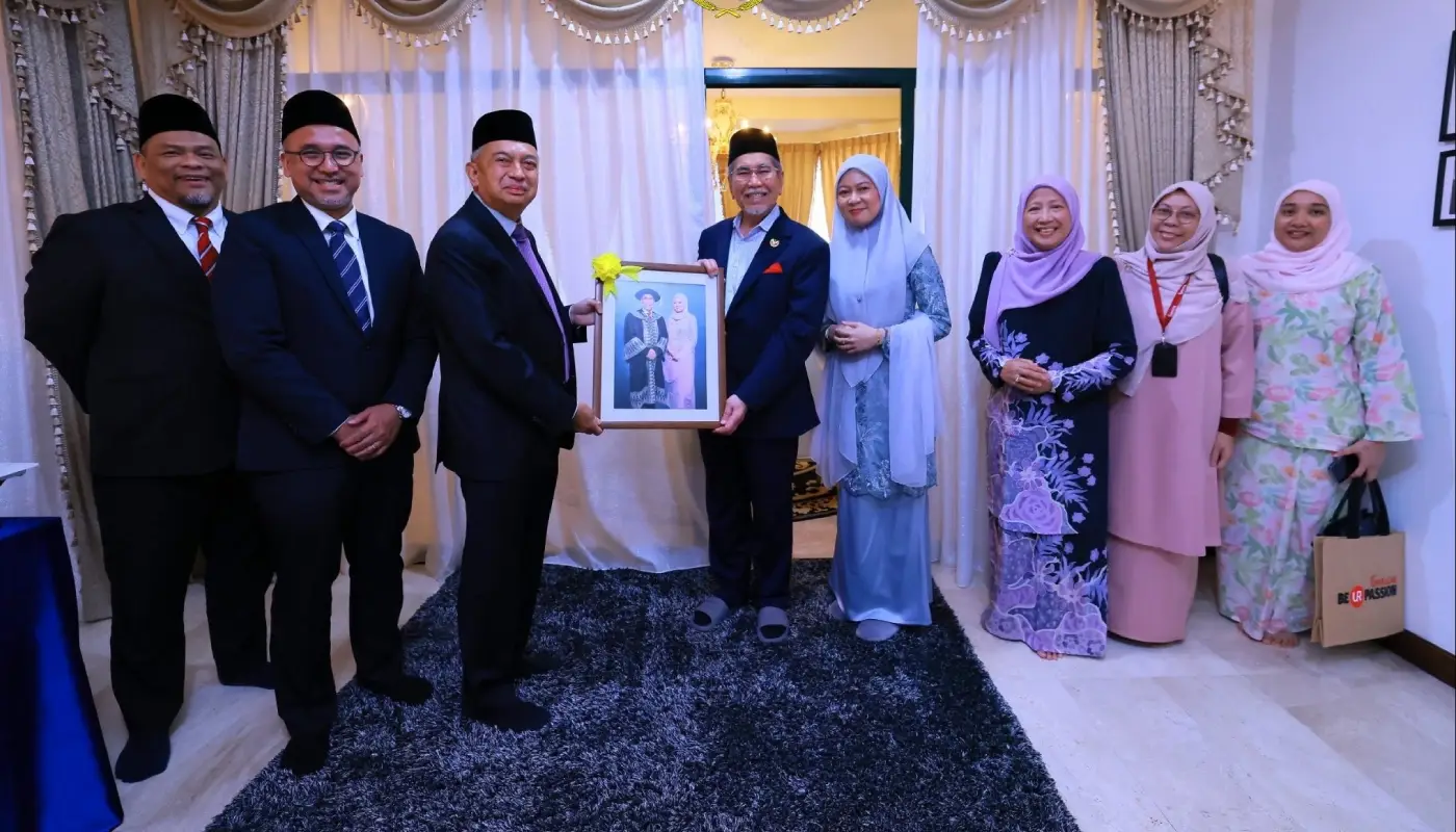 Sarawak Governor Welcomes UNIRAZAK Delegation in Kuala Lumpur 1 Sarawak, Sarawak News, Kuala Lumpur, Kuala Lumpur News, UNIRAZAK, Higher Education, Orchid Registration, Phalaenopsis Empress Fauziah, Human Capital Development