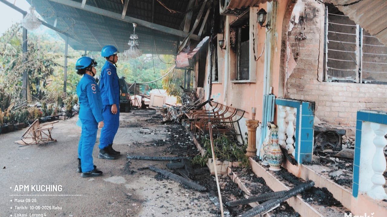 APM Kuching Monitors Fire After 90% House Destroyed in Sri Arjuna 1 APM Kuching Monitors Fire After 90% House Destroyed in Sri Arjuna