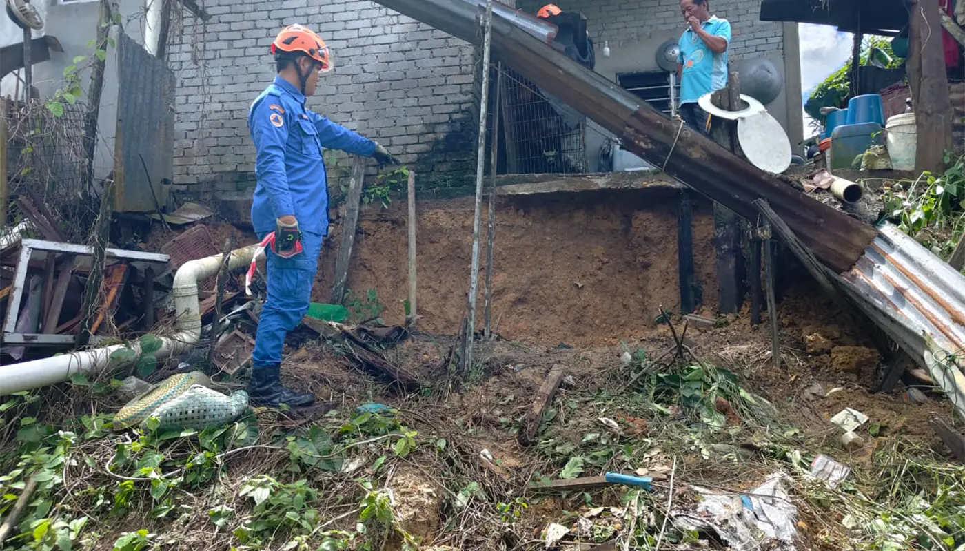 APM Lubok Antu Conducts Landslide Inspection in Tanjong Skrang 1 Sarawak, Sarawak News, Lubok Antu, Lubok Antu News, Civil Defence, Landslide, Emergency Response, Public Safety