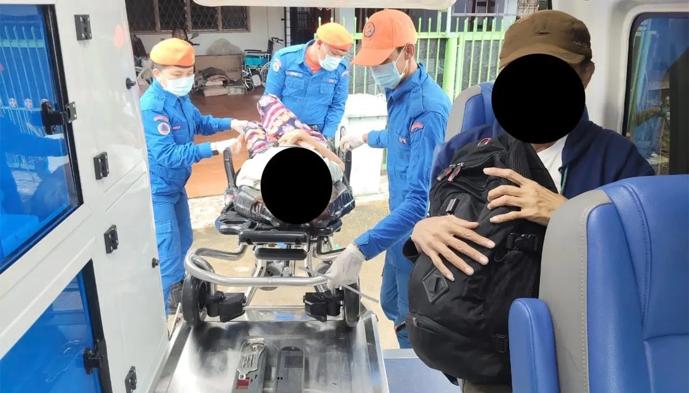 APM Sri Aman Assists Elderly Woman in Medical Transfer 1 Sarawak, Sarawak News, Sri Aman, Sri Aman News, Civil Defence Force, Medical Assistance, Ambulance Service, Elderly Care