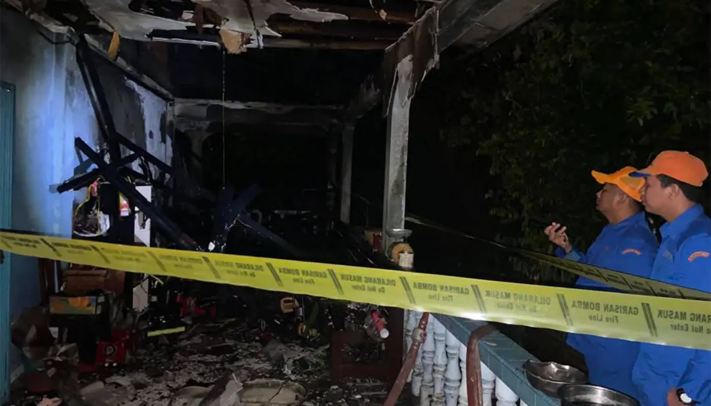 Fire Damages Two-Storey Home in Kampung Berawan, Limbang 1 Sarawak, Sarawak News, Limbang, Limbang News, House Fire, Emergency Response, Civil Defence, Fire and Rescue
