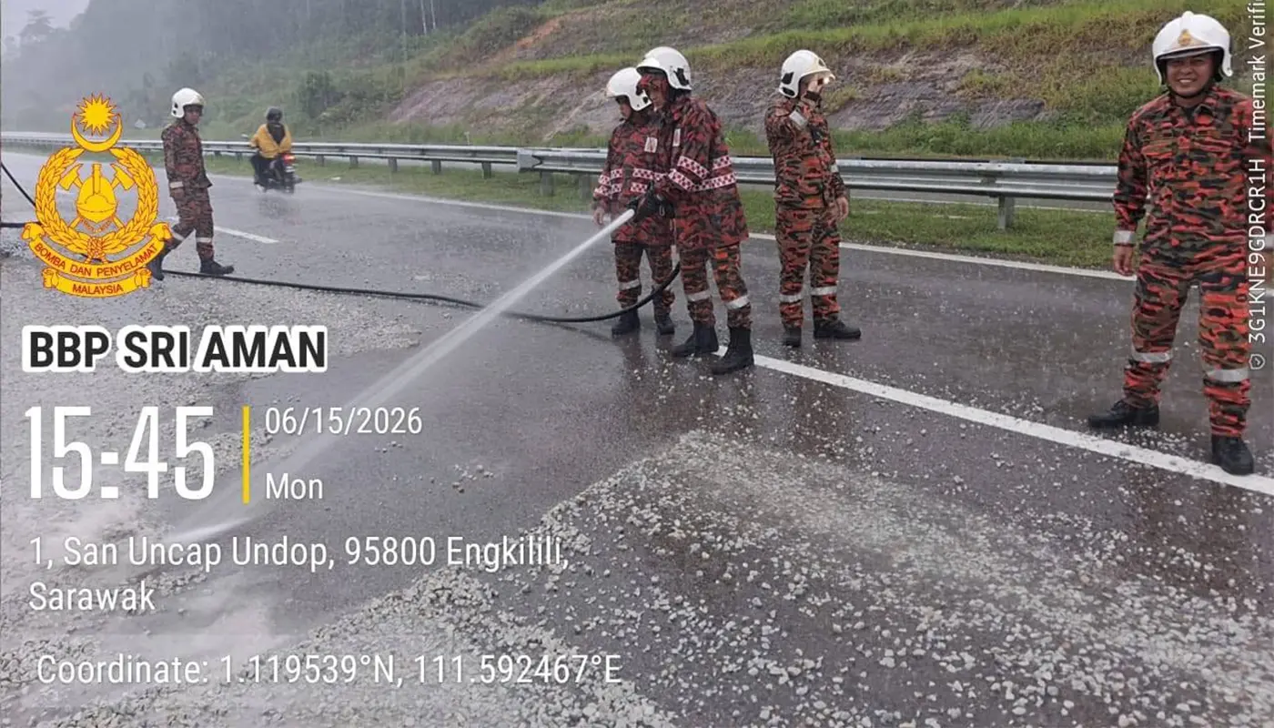 Firefighters Clears Stone Spill on Pan Borneo Highway 1 Sarawak, Sarawak News, Sri Aman, Sri Aman News, Fire and Rescue, Pan Borneo Highway, Road Safety, Emergency Response