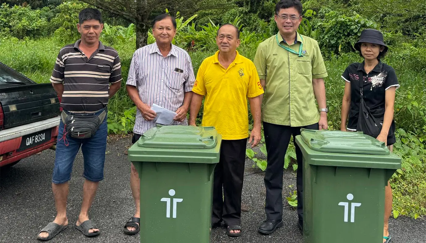 MPP Distributes Rubbish Bins to Batu Kawa Residents 1 Sarawak, Sarawak News, Kuching, Kuching News, Batu Kawa, Batu Kawa News, Padawan Municipal Council, Waste Management, Illegal Dumping