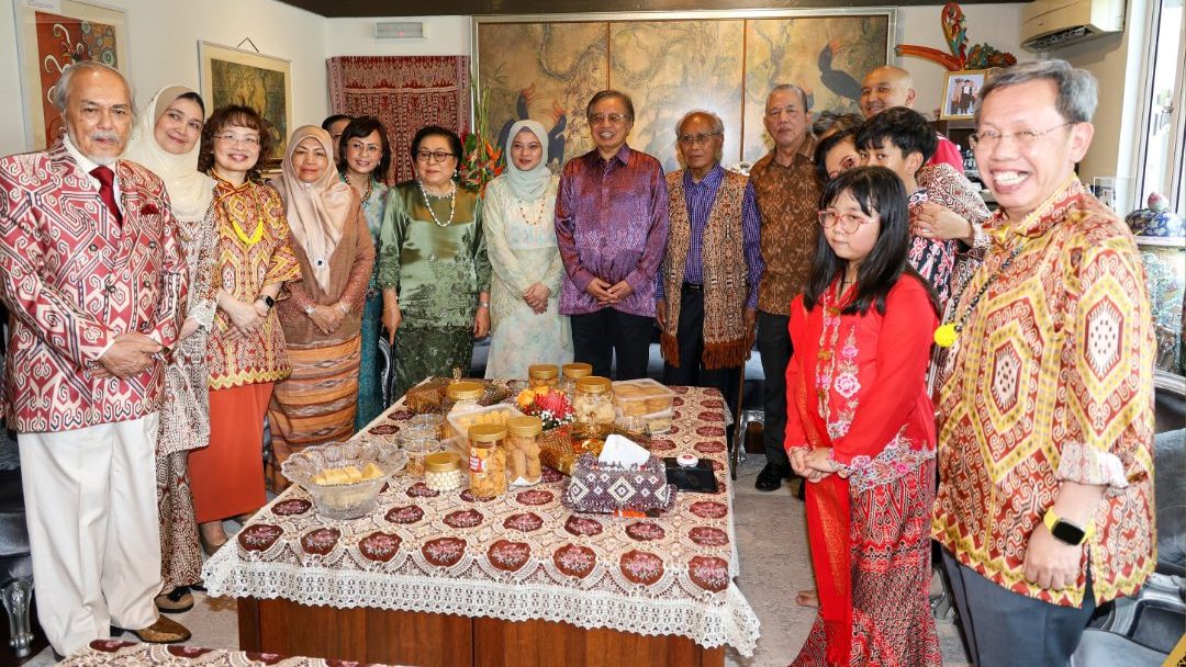 Premier Joins Gawai “Ngabang” at Alfred Jabu’s Residence in Kuching