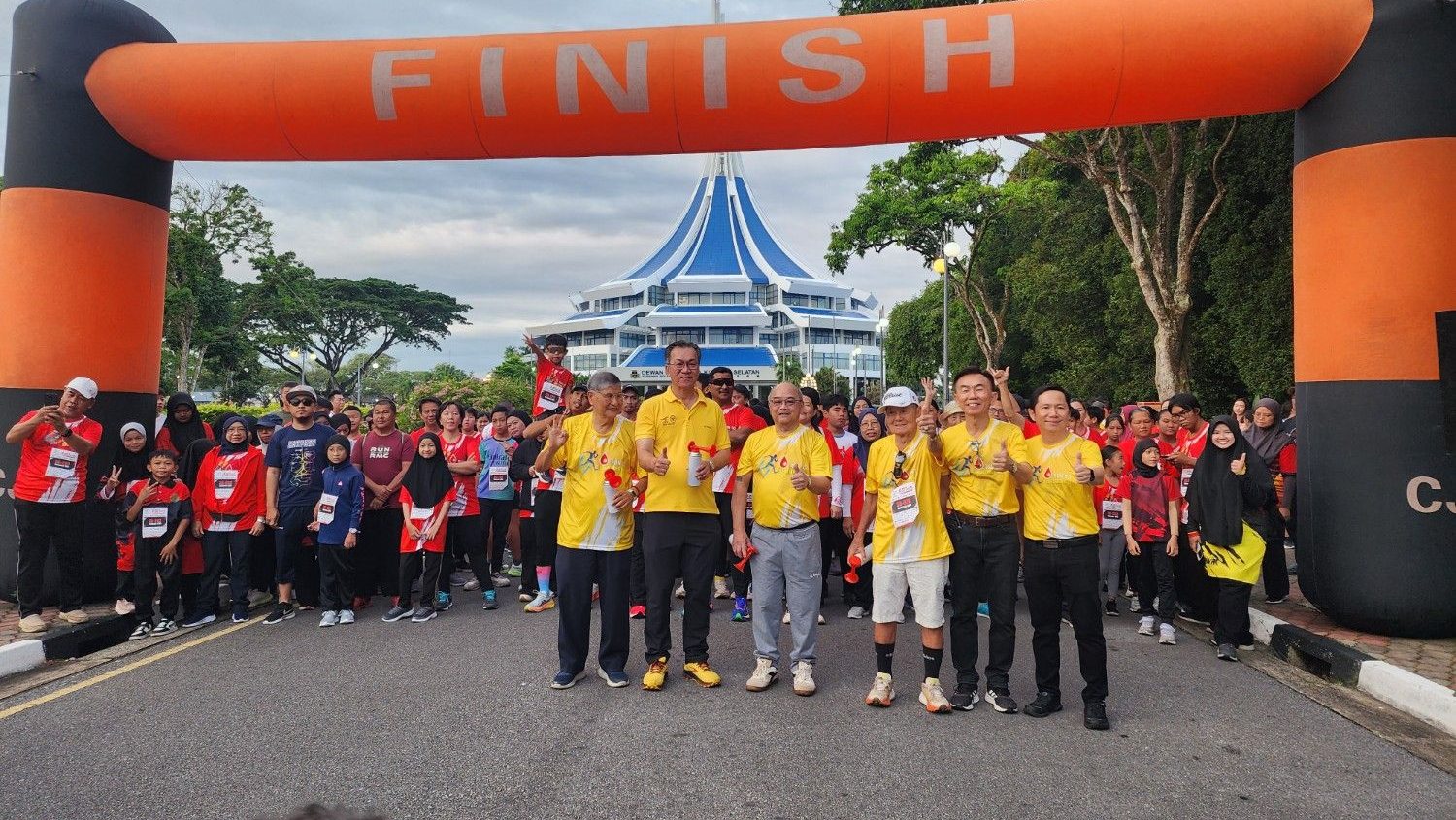 Run to Save Lives 6.0 Raises RM133,000, Draws 2,500 in Kuching 1 Run to Save Lives 6.0 Raises RM133,000, Draws 2,500 in Kuching