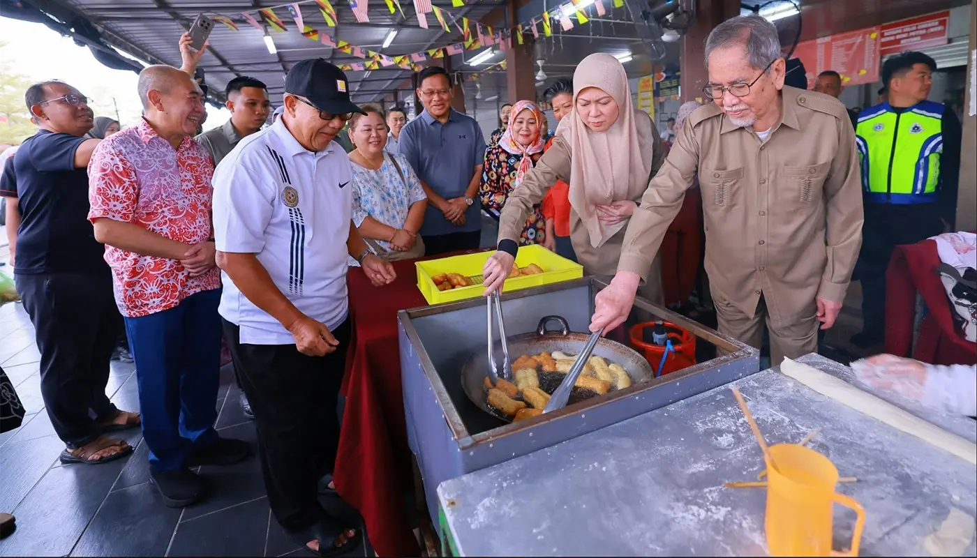 Sarawak Governor Enjoys Breakfast at Betong Bumiputera Stall 1 Sarawak, Sarawak News, Betong, Betong News, Community Market, Local Food, Sarawak Governor