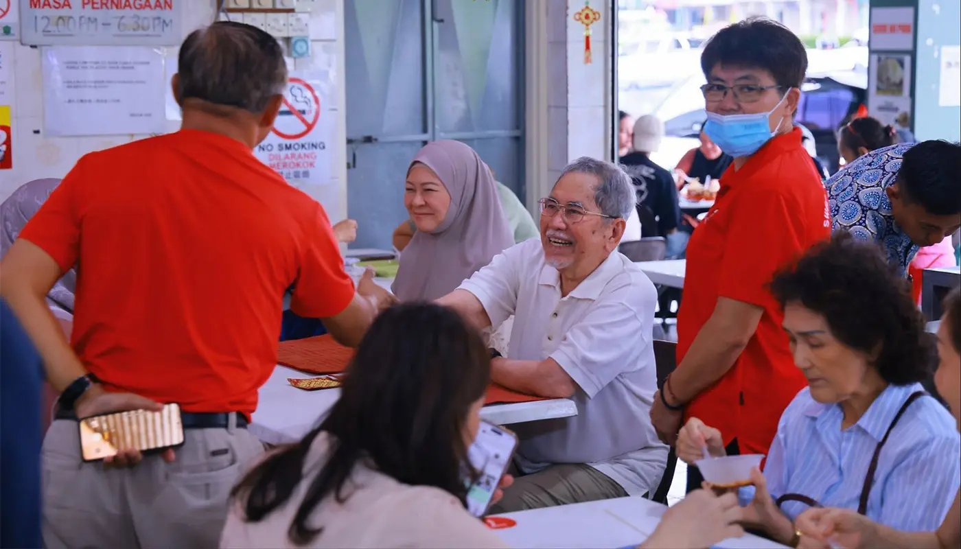 Sarawak Governor Enjoys Local Desserts at Swee Kang 1 Sarawak, Sarawak News, Kuching, Kuching News, Wan Junaidi, Sarawak Governor, Fauziah Mohd Sanusi, Swee Kang, Ais Kacang, Cendol