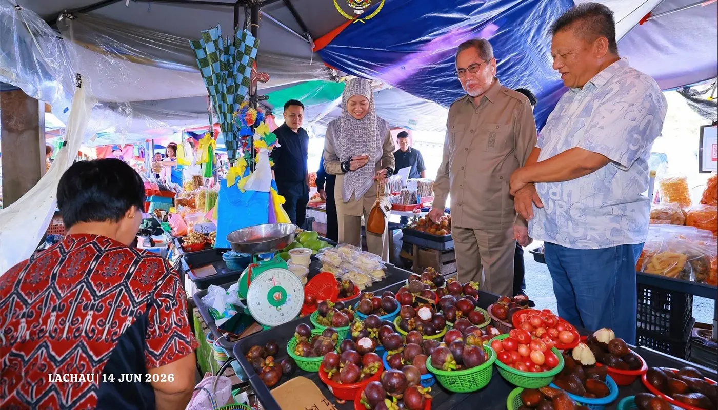 Sarawak Governor Enjoys Local Durian at Lachau Stopover 1 Sarawak, Sarawak News, Lachau, Lachau News, Community Engagement, Local Traders, Durian Season
