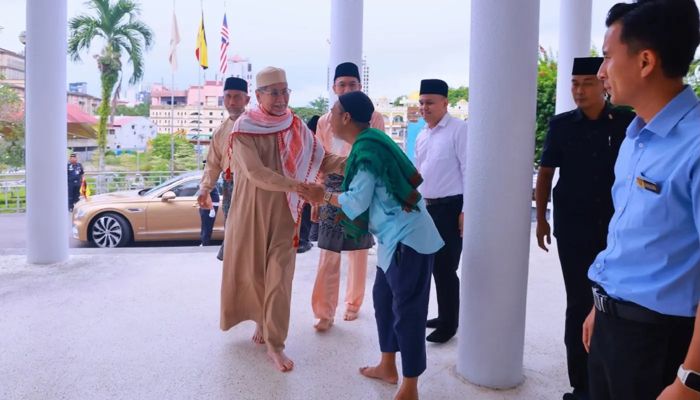 Sarawak Governor Joins Friday Prayers at Kuching Mosque 1 Sarawak, Sarawak News, Kuching, Kuching News, Islamic Affairs, Friday Prayers, Mosque, Community, Religion