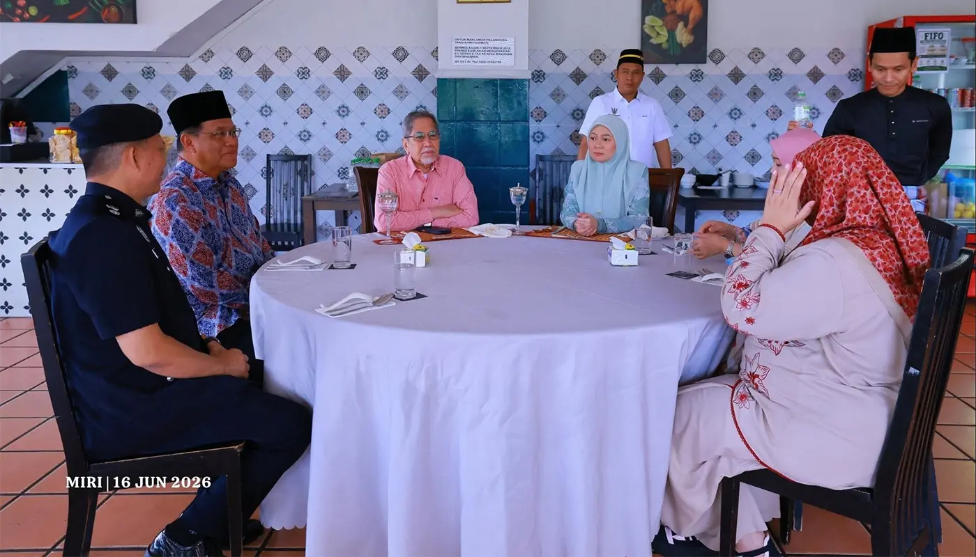 Sarawak Governor and Toh Puan Dine at Muara Restaurant 1 Sarawak, Sarawak News, Miri, Miri News, Muara Restaurant, Sarawak Governor, Community Events, Local Cuisine
