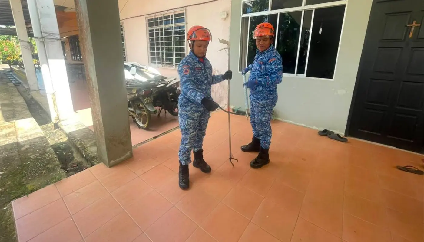 APM Julau Safely Captures Baby Cobra in Rumah Endawi Kitchen 1 Sarawak, Sarawak News, Julau, Julau News, Civil Defence, Wildlife Rescue, Public Safety