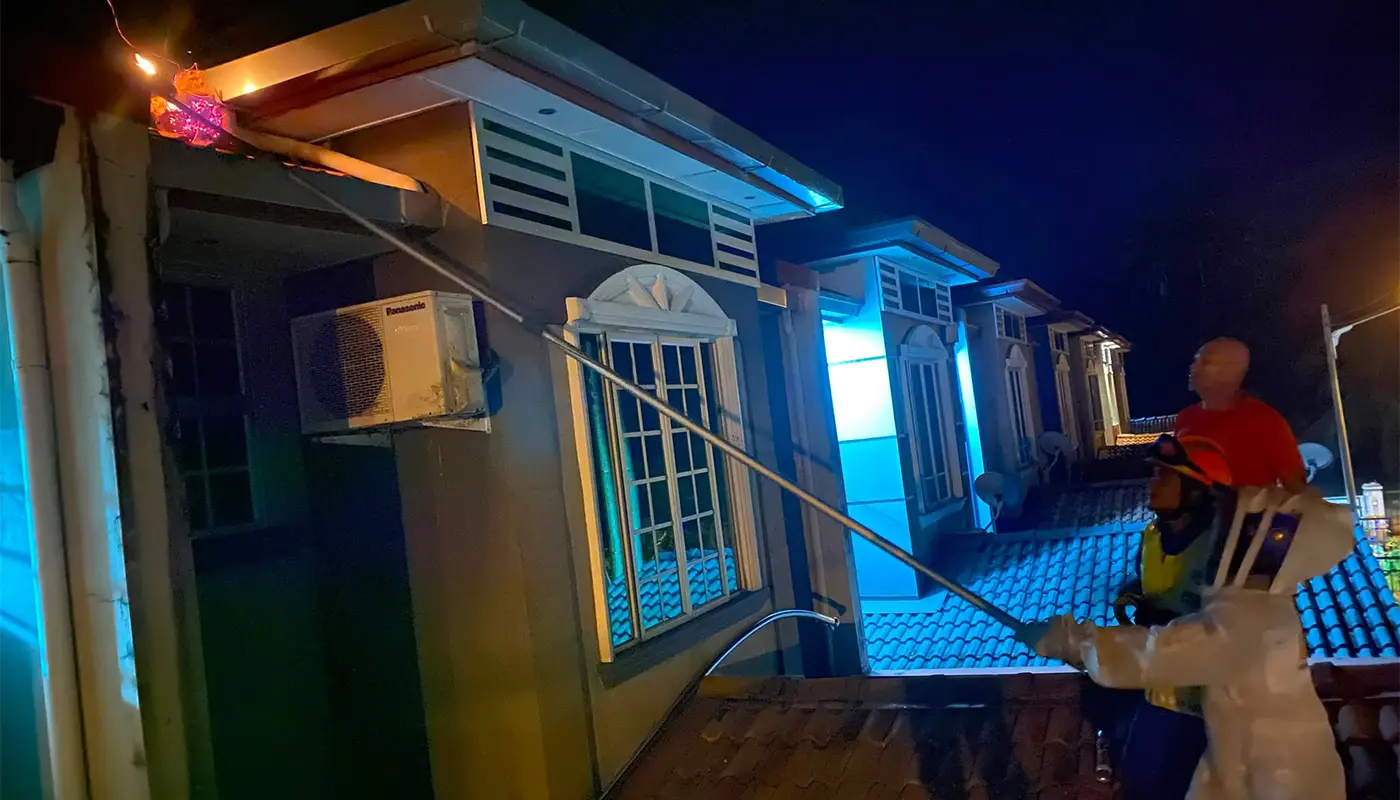 APM Mukah Safely Destroys Large Wasp Nest at Local Home 1 Sarawak, Sarawak News, Mukah, Mukah News, Wasp Nest, Insect Control, Emergency Response, Civil Defence Force