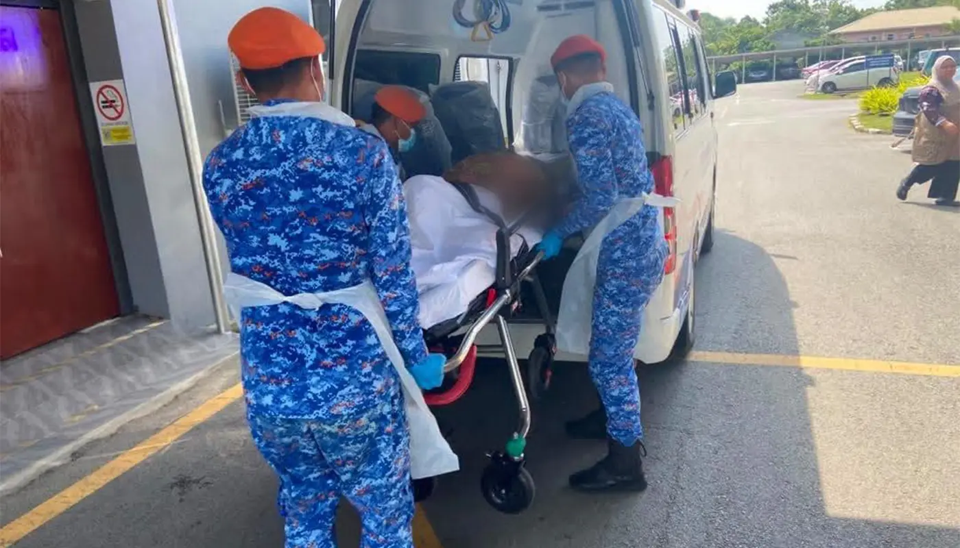 APM Saratok Rushes Frail Senior To Hospital For Care 1 Sarawak, Sarawak News, Saratok, Saratok News, Civil Defense Force, Medical Assistance, Elderly Care, APM Saratok, Community Service, Lubuk Reba Awik
